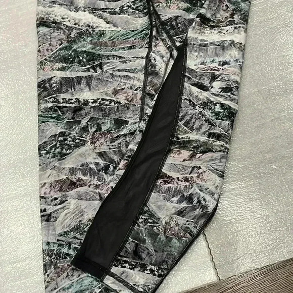 [12] Lululemon Train Times Pant 21”Springscape Multi  / Obsidian - Picture 6 of 9